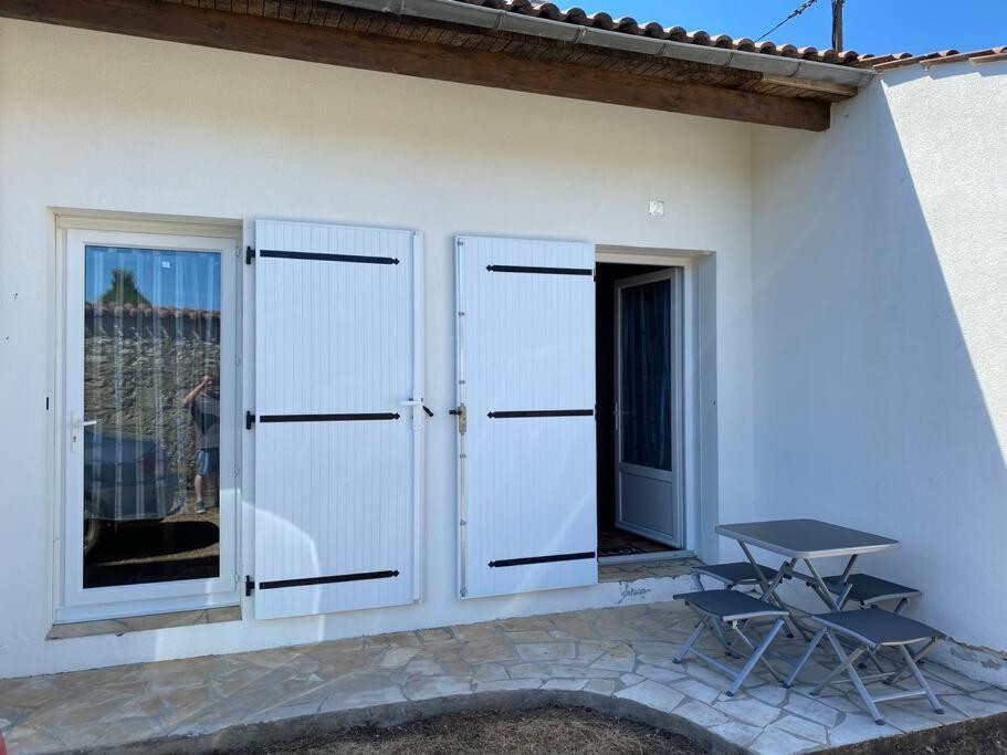 Studio Duplex Meuble Avec Place De Parking Surgeres Exterior photo